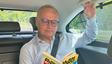 EVO ŠTA ČITA NA SVAKOM PUTOVANJU! Ministar Vesić objavom iznenadio pratioce