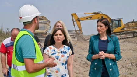 Ministarka Irena Vujović obišla početak radova na zatvaranju nesanitarne deponije u Rumi (FOTO)