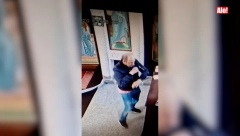 NEVEROVATAN SNIMAK IZ CRKVE NA ZLATARU Sramotna i nesvakidašnja krađa: Lopov se prekrstio pa ukrao (VIDEO)