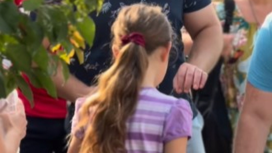 MALA DEVOJČICA PRODAJE KROFNE NA ULICI DA BI SPASILA SVOG OCA Kliče joj ceo Novi Sad