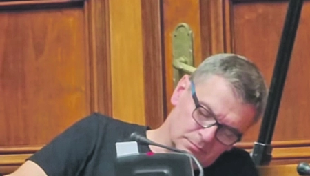 SPAVAM DANJU, SPAVAM NOĆU, U SKUPŠTINI KAD GOD HOĆU! Novi šokantan snimak Ćute iz parlamenta