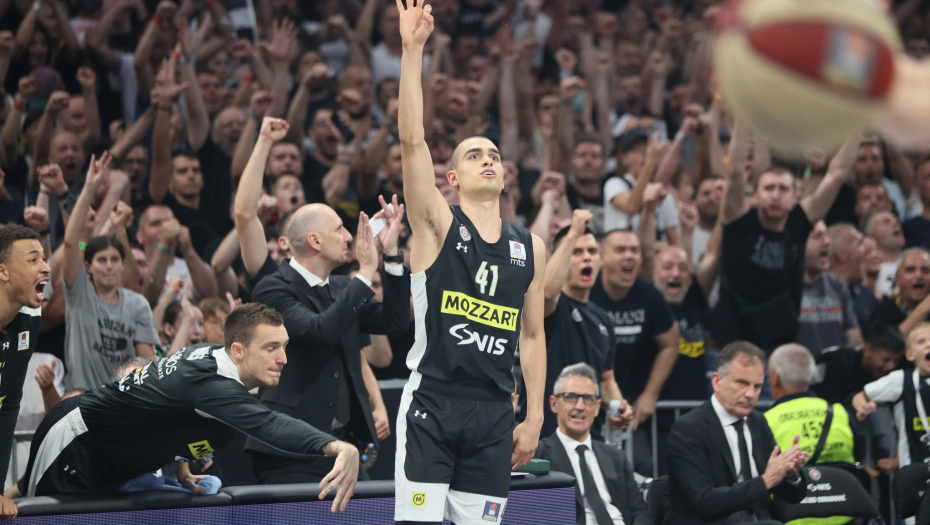 ERUPCIJA ODUŠEVLJENJA U "ARENI" Pogledajte kako su navijačai Partizana proslavili osvajanje ABA lige posle 10 godina (VIDEO)