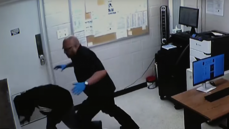 UPOZORENJE! UZNEMIRUJUĆI SADRŽAJ Isplivao snimak policijske torture u Mičigenu (UZNEMIRUJUĆI VIDEO)