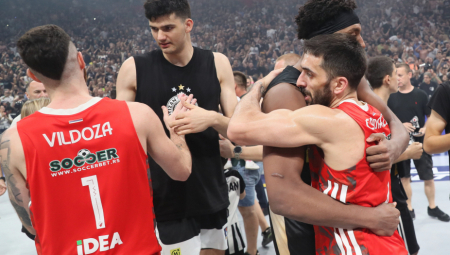 MNOGIMA JE OVAJ DETALJ PROMAKAO Snimak koji prikazuje lepšu stranu derbija, članovi Partizana i Zvezde dali pravi primer navijačima oba kluba (VIDEO)