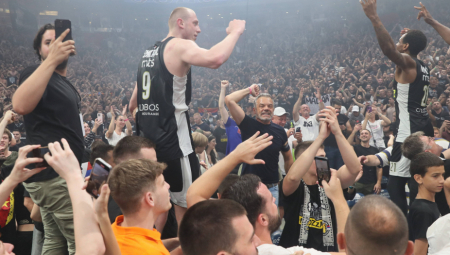 SMAILAGIĆ BACIO SENKU NA PROSLAVU TITULE Sramno ponašanje košarkaša Partizana, ponižavali i vređali Zvezdu (VIDEO)