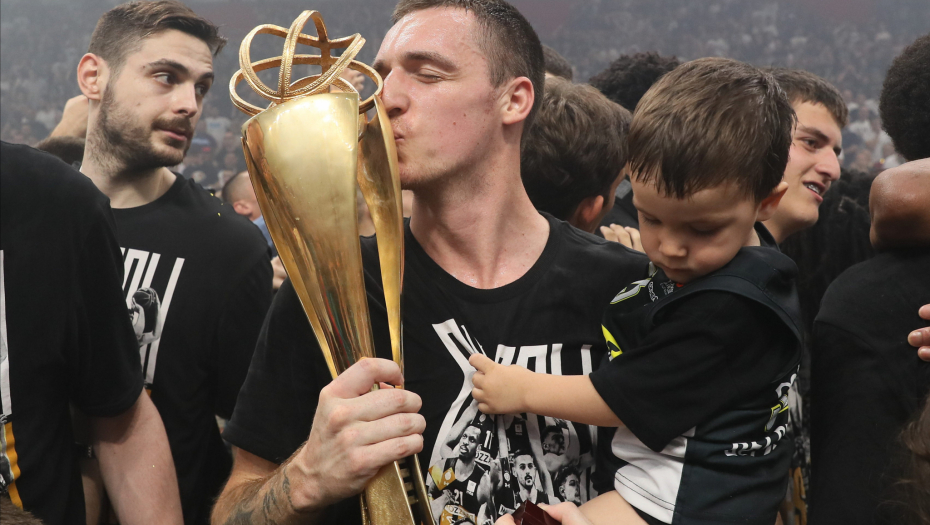 NAJEMOTIVNIJA SLIKA FINALA Pogledajte šta je uradio Anđušić nakon titule (FOTO)