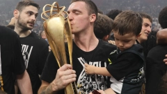 NAJEMOTIVNIJA SLIKA FINALA Pogledajte šta je uradio Anđušić nakon titule (FOTO)