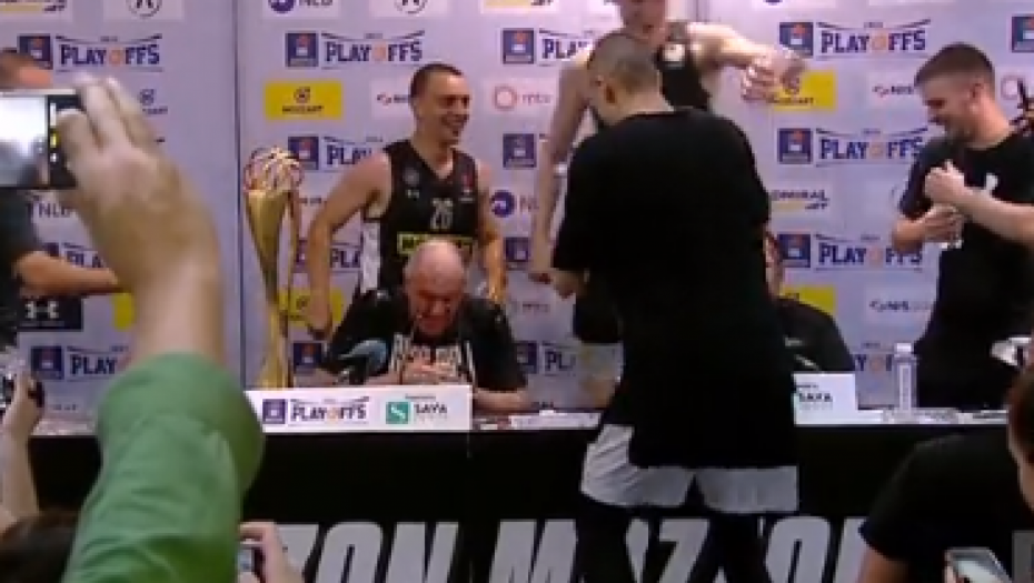 LUDNICA NA KONFERENCIJI Igrači Partizana prekinuli Obradovićevo izlaganje, polivali ga, a onda je stigao i predsednik Mijailović (VIDEO)