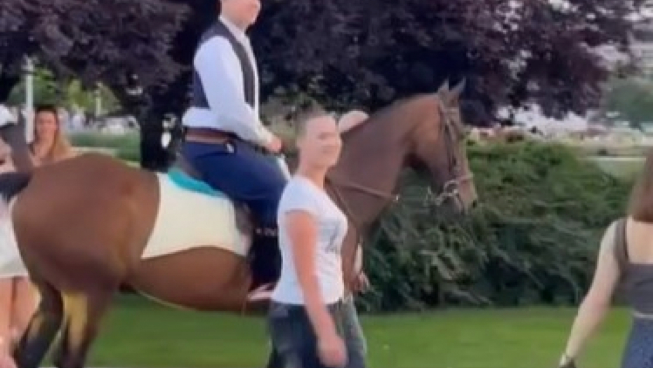 HIT SNIMAK, DEČKO NA MATURU U BEOGRADSKI HOTEL DOŠAO NA KONJU Svi ga hvale zbog onoga što ima na sebi