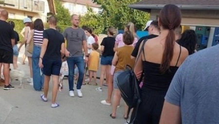 NOVI SAD JE I DANAS NA NOGAMA Ljudi čekaju u redu kod male heroine koja prodaje krofne da spasi oca