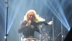 "LETELI" PO SCENI Ovo su najgori padovi poznatih!