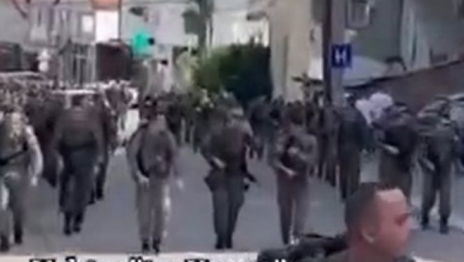 POD PUNOM RATNOM OPREMOM! Više stotina specijalaca na ulicama južne Mitrovice (VIDEO)