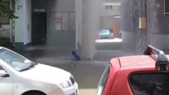 "VAŠE JE SAMO DA PONESETE ŠAMPON" Snimljen gejzir u Novom Sadu, voda šiklja do trećeg sprata, ljudi zbijaju šale