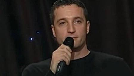 HARAO JE MUZIČKOM SCENOM, SRBIJA GA JE OBOŽAVALA! Urnisao je kolege, a onda odjendom nestao, evo gde je danas Bata Zdravković i kako izgleda! (FOTO)