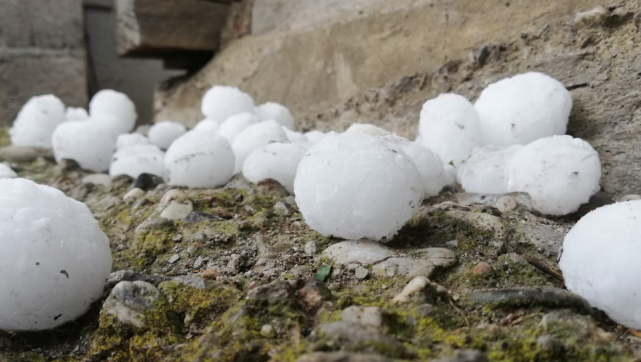 TUKAO JE GRAD VELIČINE ORAHA Jako olujno nevreme pogodilo novovaroški kraj