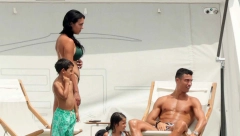 GEORGINA RODRIGEZ OBJAVILA DIRLJIV SNIMAK, KOJI JE RAZNEŽIO CEO SVET Mališani potrčali Ronaldu u susret