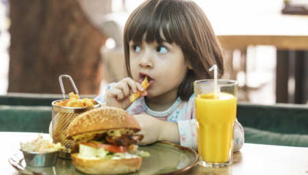 SRBI OVU HRANU MASOVNO DAJU DECI Lancet studija dokazala da je ona apsolutno najgora za razvoj dečijeg mozga