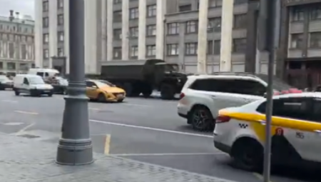 CEO GRAD JE NA NOGAMA Vojne kolone u centru, ovo je trenutna situacija u Moskvi (VIDEO)