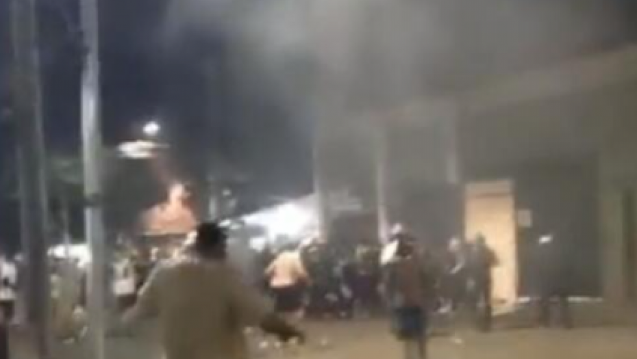 KAKAV BLAM HULIGANA Krenuo sa otvorenom flašom na policiju, pa se okliznuo i polio (VIDEO)