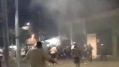 KAKAV BLAM HULIGANA Krenuo sa otvorenom flašom na policiju, pa se okliznuo i polio (VIDEO)