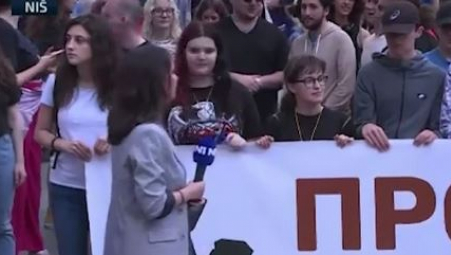 OKOVANA SATANISTIČKIM SIMBOLIMA Nišlije se krste zbog devojke koja nosi baner opozicije u Nišu