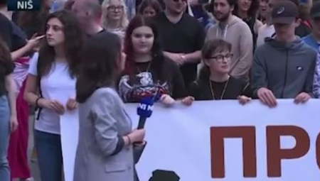 OKOVANA SATANISTIČKIM SIMBOLIMA Nišlije se krste zbog devojke koja nosi baner opozicije u Nišu