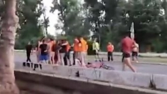 OPŠTA ŠORKA U NOVOM SADU! Lete pesnice! Pogačar, Brković, Jovović i Cvjetić se potukli  na Mostu slobode (VIDEO)