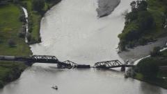 DRAMA U AMERICI Srušio se most preko reke Jelouston, opasne materije dospele u vodu