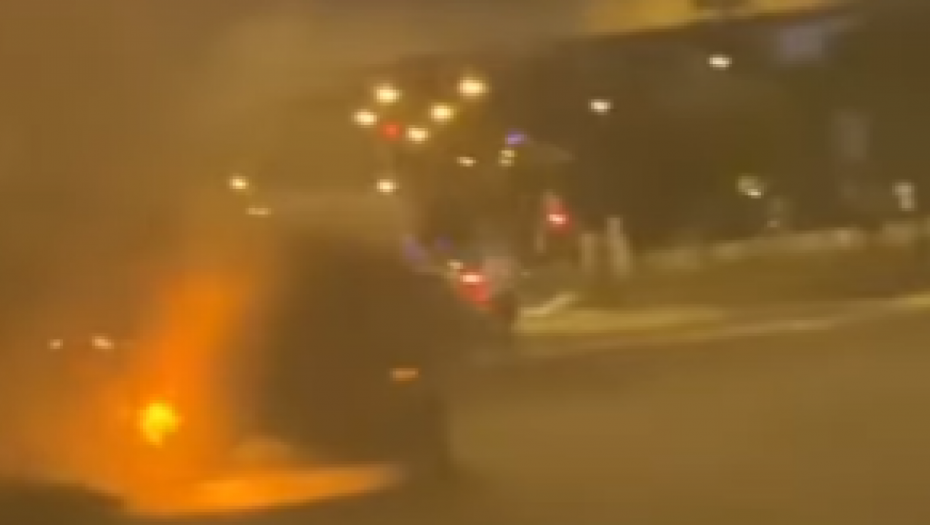 DRAMA U OBRENOVCU Automobil gori nasred ulice, vatrogasci na terenu (FOTO)