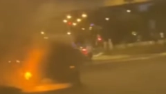 DRAMA U OBRENOVCU Automobil gori nasred ulice, vatrogasci na terenu (FOTO)