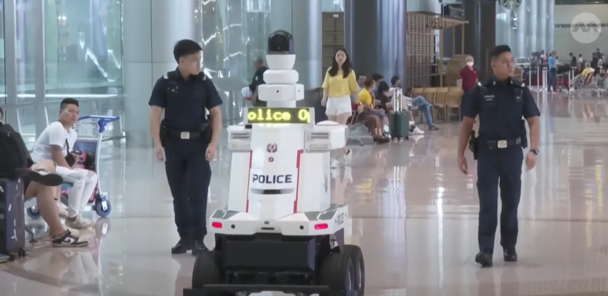 NAJSAVREMENIJA POMOĆ U ČUVANJU REDA I ZAKONA Roboti policajci izlaze na ulice grada Sinapura (VIDEO)