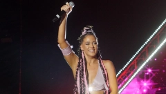 PEVAČICI ISPALE GRUDI TOKOM NASTUPA Šok na bini, nije mogla da ih zadrži u haljini