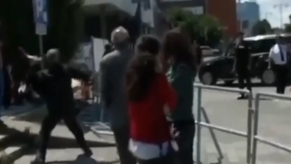 SNIMAK NAPADA DŽELJAJA SVEČLJE Tzv. Kurtijev ministar baca kamenje na policiju (VIDEO)