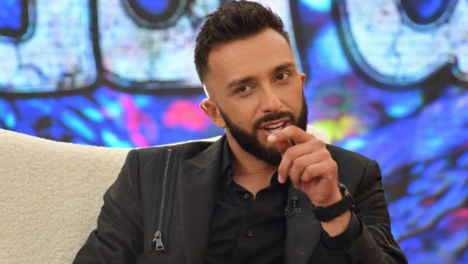 DARKO TANASIJEVIĆ SE LJUBIO SA RIJALITI UČESNICOM Isplivao snimak sočnog poljupca voditelja i starlete, ovo niko nije očekivao