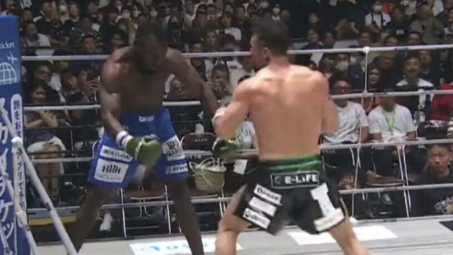 OSTAO DA STOJI PARALIZOVAN Posle ovog udarca, bokser se bukvalno "zamrznuo" i preturio na pod (VIDEO)