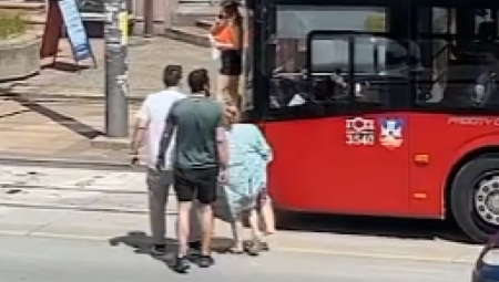 DRAMATIČAN SNIMAK IZ BEOGRADA Oborena žena dok je pretrčavala ulicu (VIDEO)