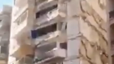 ZGRADA OD 13 SPRATOVA PUKLA I SRUŠILA SE Spasioci tragaju za zatrpanim turistima (VIDEO)