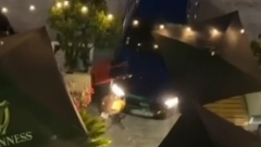 ISPLIVAO SNIMAK UPADA AUTOMOBILOM U MASU Srbi sprečili pijane Crnogorce da naprave krvoproliće (VIDEO)