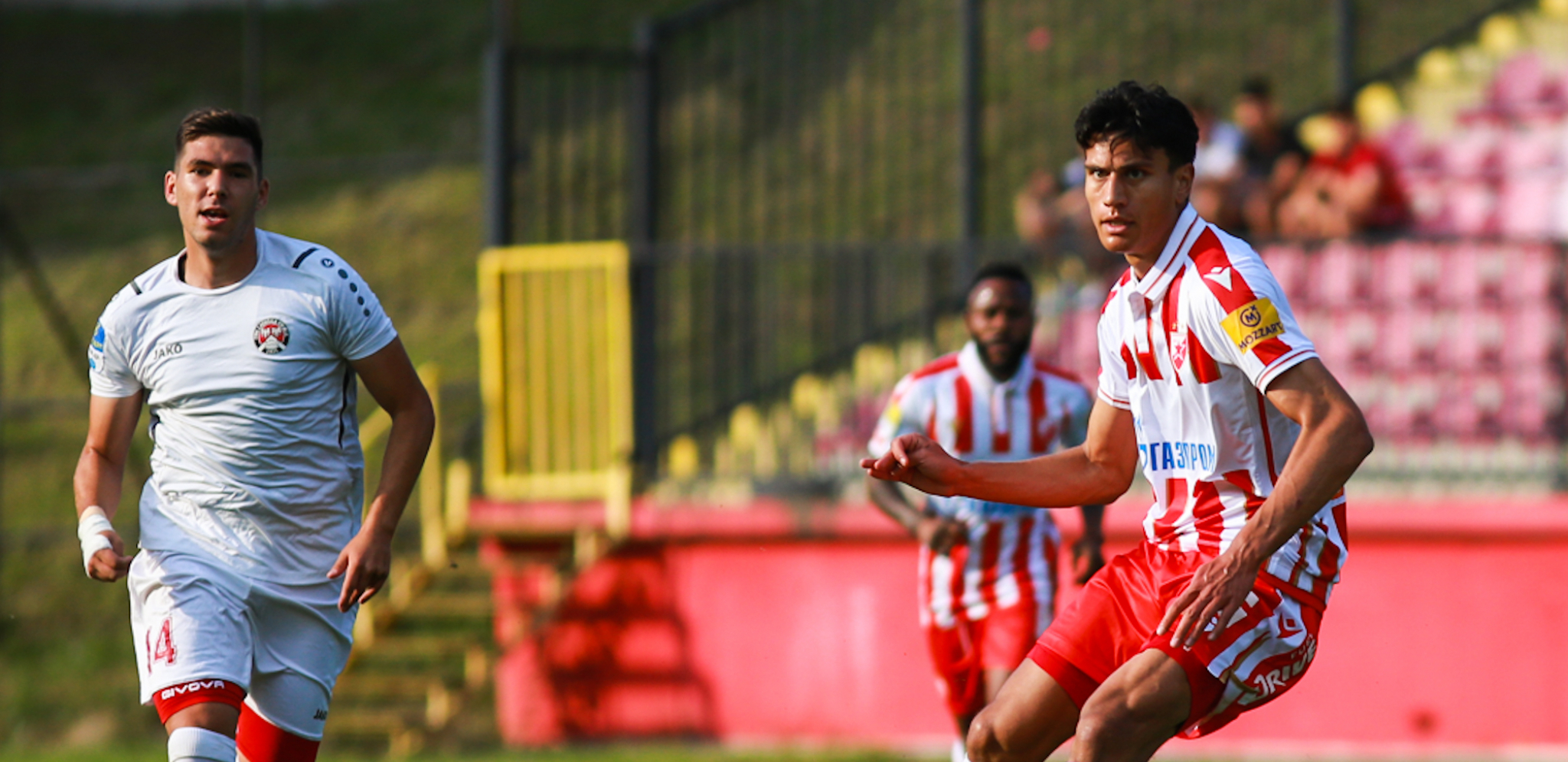 DIVNA SLIKA U UŽICU Mališani uleteli na teren da se slikaju sa fudbalerima Zvezde (VIDEO)