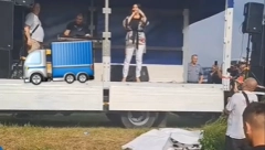 ŠOK VIDEO! Naša pevačica nastupila u kamionskoj prikolici, reakcija prisutnih je urnebesna! (VIDEO)