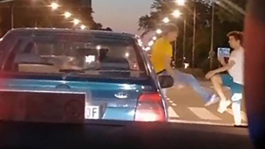 TUČA VOZAČA DOSTAVE HRANE I MLADIĆA NA NOVOM BEOGRADU Sukob zbog prekršaja na raskrsnici