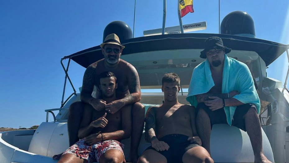 UŽIVANCIJA Deki Stanković sa sinovima letuje na Ibici, krstarenje Mediteranom kao iz snova (FOTO)