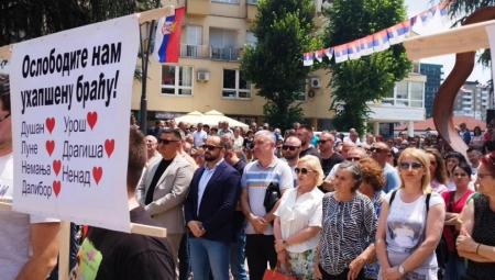 VELIKI VIDOVDANSKI SKUP SRBA U SEVERNOJ MITROVICI I GRAČANICI Krik i vapaj čuju se do neba (FOTO)