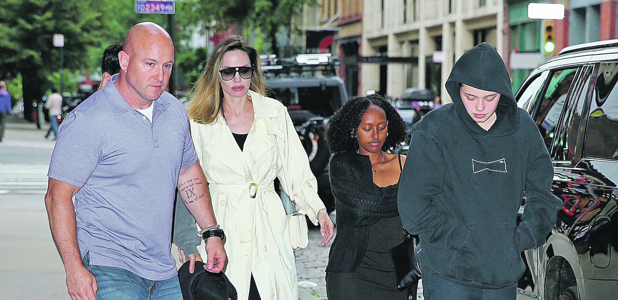 PAPARAZZO Džolijeva uslikana sa decom u Njujorku: Andželina Džoli fura torbu od 2.700 evra! (FOTO)