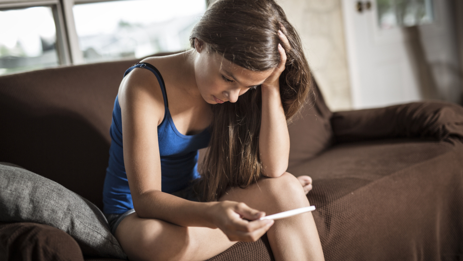 JEZIVA STATISTIKA Minimum 3.000 maloletnica u Srbiji godišnje nasilno prekine trudnoću: U svakom odeljenju bar jedna osmakinja abortira!