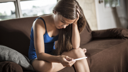 JEZIVA STATISTIKA Minimum 3.000 maloletnica u Srbiji godišnje nasilno prekine trudnoću: U svakom odeljenju bar jedna osmakinja abortira!