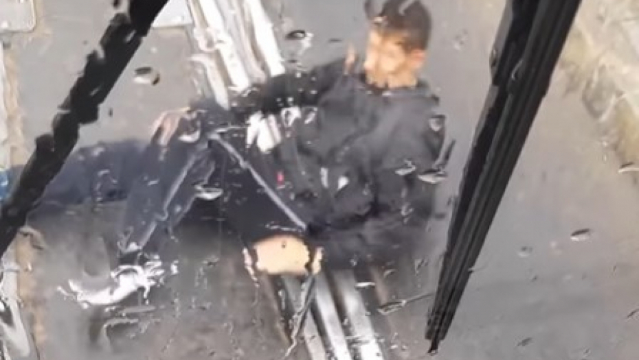 STRAŠNA SCENA U BULEVARU Čovek leži na šinama, a nailazi tramvaj