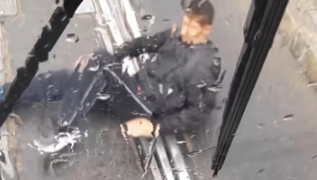 STRAŠNA SCENA U BULEVARU Čovek leži na šinama, a nailazi tramvaj