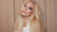 SKINULA SE NIKOLINA KOVAČ Pevačica pokazala vrelo telo, a obline prekrila tračicama! (FOTO)