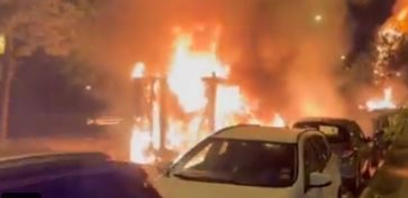 PARIZ U PLAMENU! Saobraćajna policija ubila vozača, Francuzi zapalili ulice (VIDEO)
